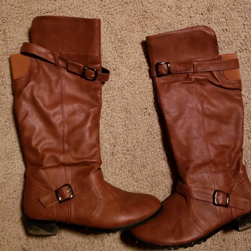 Fashionable chestnut colored boots